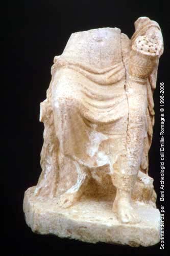 Museo Archeologico del Compito: statua femminile in marmo, II sec. d.C., prospetto. Archivio SAER